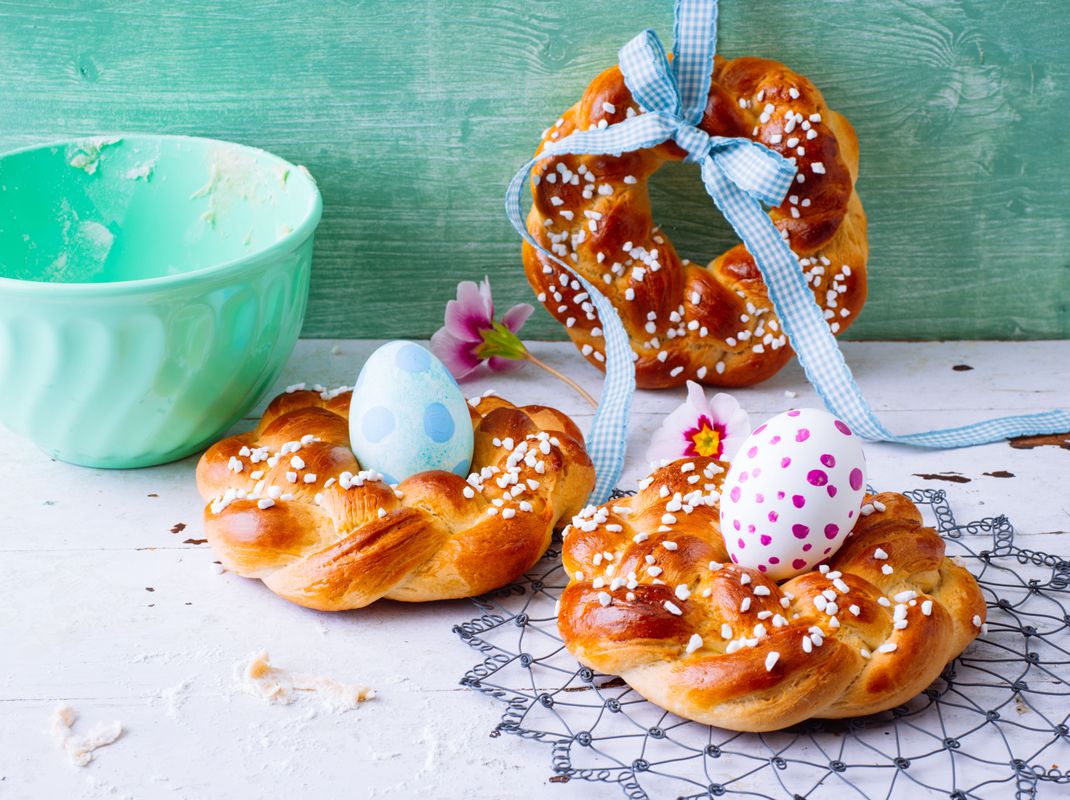 Die traditionellen Osterkränze gibt es auch in klein. Und trotzdem schmecken sie genauso gut wie die größeren Exemplare.
