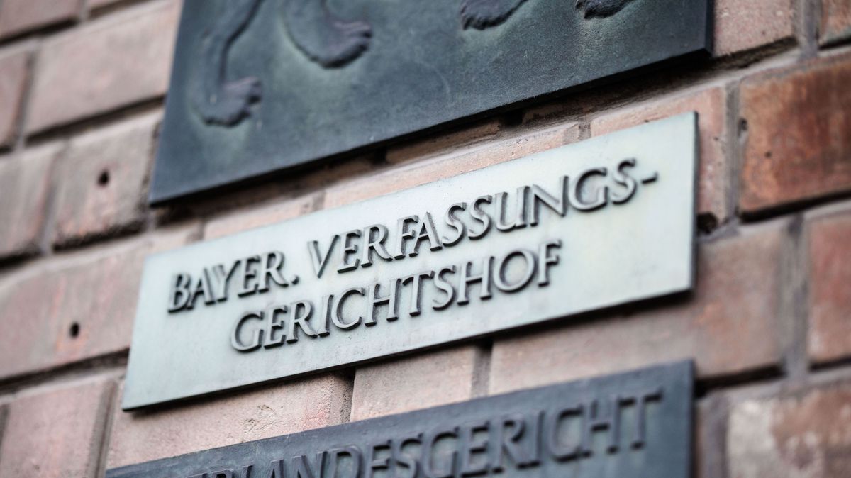 Der Schriftzug "Bayer. Verfassungsgerichtshof" ist auf einem Schild am Bayerischen Verfassungsgerichtshof zu sehen.