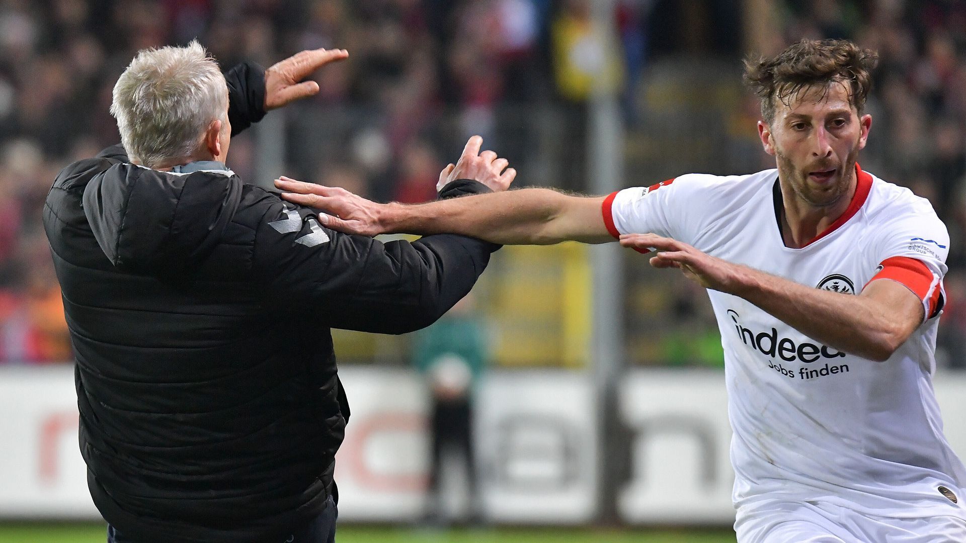 
                <strong>David Abraham (Eintracht Frankfurt)</strong><br>
                "Mein Vater hat mir fünf Minuten einen Vortrag gehalten. Meine Mutter hat versucht, mich zu verteidigen"(David Abraham zu den familiären Auswirkungen seiner Aktion gegen Freiburgs Trainer Christian Streich) 
              