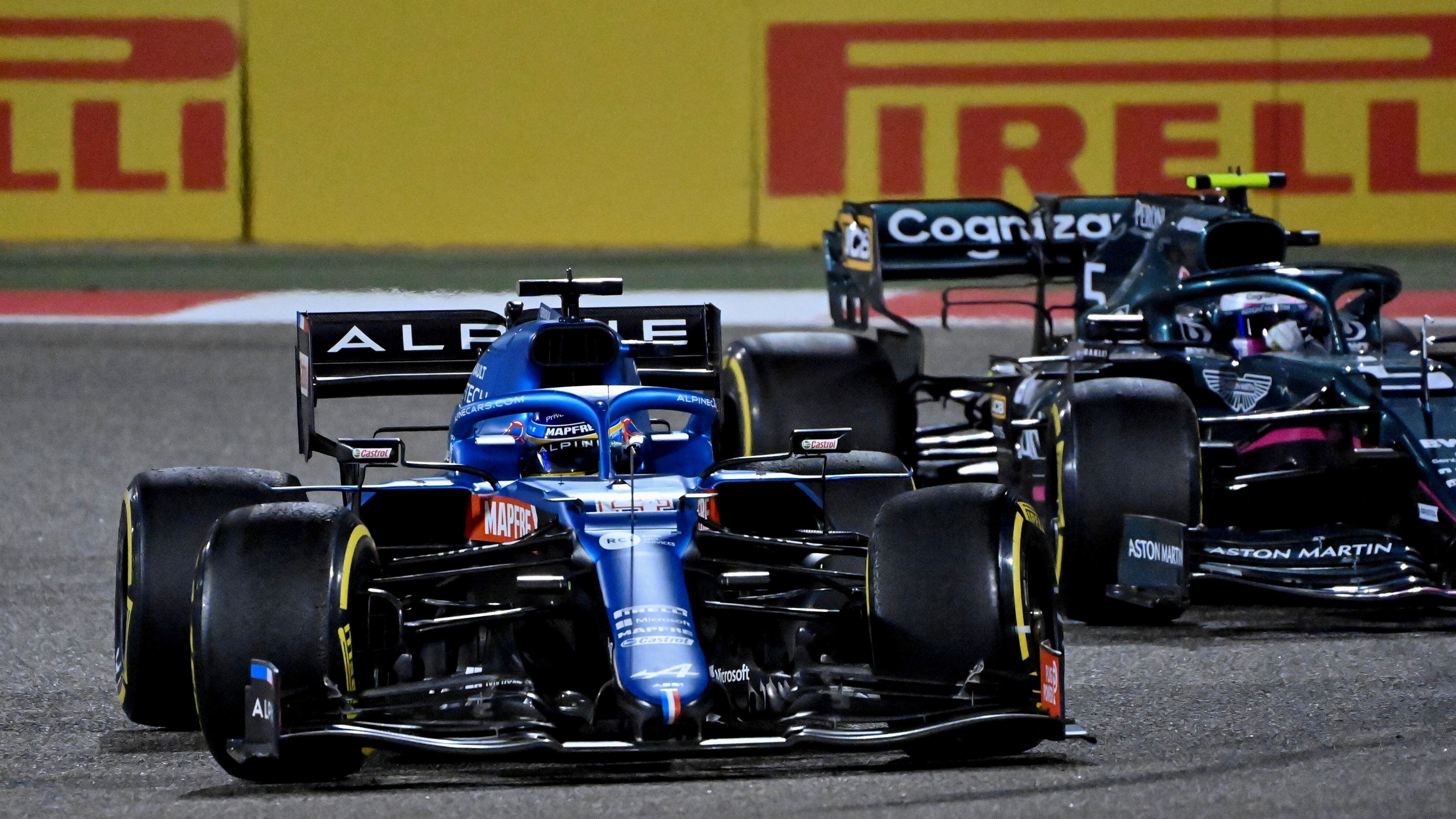 
                <strong>Verlierer: Fernando Alonso</strong><br>
                Formel-1-Autos sind ambivalente Wesen. Zum einen strotzen sie vor PS, zum anderen sind sie hoch sensibel. Diesen Umstand erfuhr Fernando Alonso bei seinem Comeback in die Königsklasse. Der zweimalige Weltmeister hat in seiner Karriere eigentlich schon jede Geschichte selbst geschrieben, doch was ihm in Bahrain passierte, dürfte auch seine Vorstellungskraft überstiegen haben. In der 33. Runde endete sein Comeback bereits, zu diesem Zeitpunkt lag er recht aussichtsreich auf Platz 14. Dann kam das Aus. Der Grund: Ein Sandwichpapier! Die Verpackung hatte sich auf mysteriöse Art und Weise in den Bremsschacht des Alpine-Boliden geschlichen und das Gefährt in die Knie gezwungen. Die Anekdote passte zum durchwachsenen Relaunch von Alpine. Esteban Ocon wurde nur 13.
              