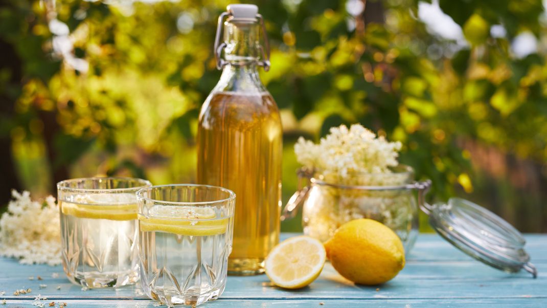 Das perfekt Getränk für warme Tage: Holunderblütenschorle - oder nach Feierabend Prosecco mit Holunderblütensirup.&nbsp;