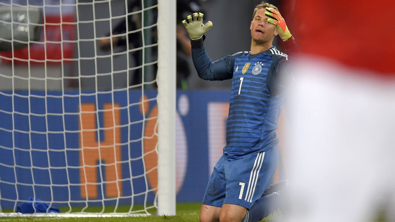 
                <strong>So lief Manuel Neuers Comeback</strong><br>
                Wie schon beim ersten Gegentreffer, so war Neuer auch beim zweiten Gegentor machtlos. Anschließend ließ der 32-Jährige seinem Frust freien Lauf, immerhin haben sich seine Vorderleute von Österreich bei der Entstehung des 1:2 aus deutscher Sicht relativ einfach ausspielen lassen - und ihren Kapitän erneut im Stich gelassen.
              