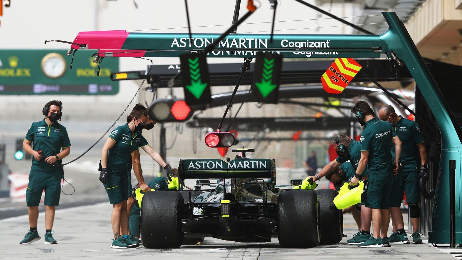 
                <strong>Bahrain-Tests: Vettel findet den Weg zu seiner Crew</strong><br>
                Auch das Einparken will gelernt sein, schließlich kann das im Rennen bei Boxenstopps wichtige Zehntelkseunden bringen. Vettel steuert seine Crew problemlos an und die Lüfter dürfen sich über Frischluft freuen.
              