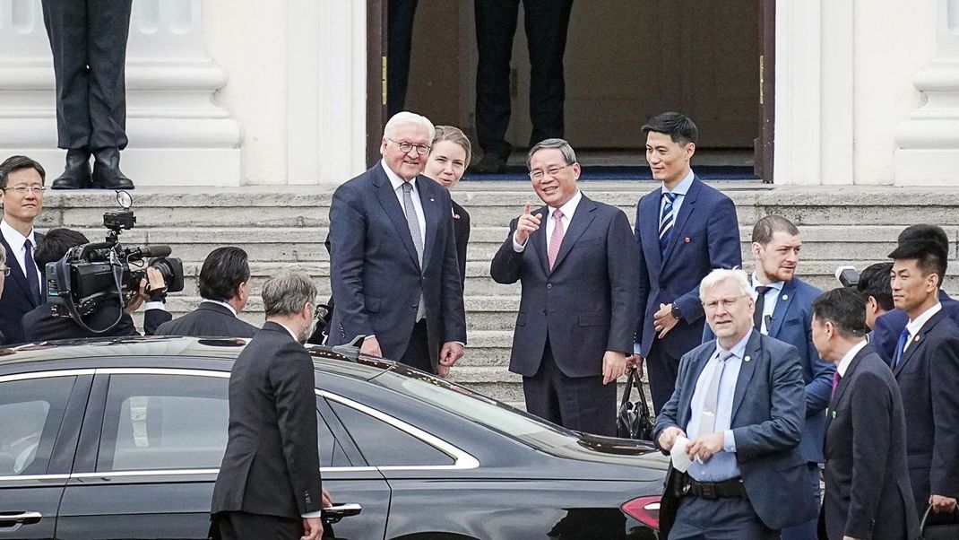Bundespräsident Frank-Walter Steinmeier (Mitte links) verabschiedet zum Auftakt des Deutschland-Besuchs den chinesischen Regierungschef Li Qiang (Mitte rechts), Ministerpräsident von China, vor dem Schloss Bellevue.