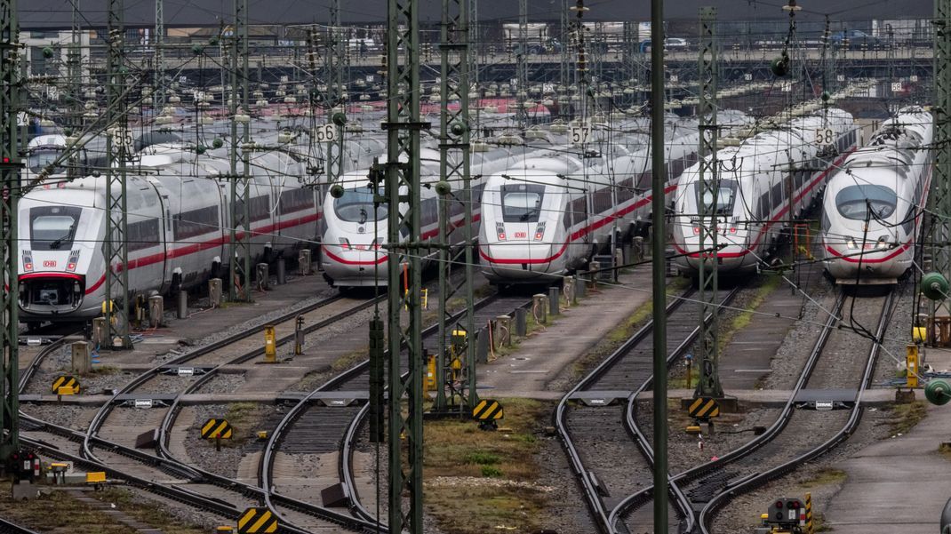 ICE-Züge stehen am Hauptbahnhof in München.