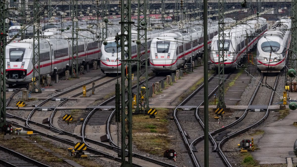 ICE-Züge stehen am Hauptbahnhof in München.