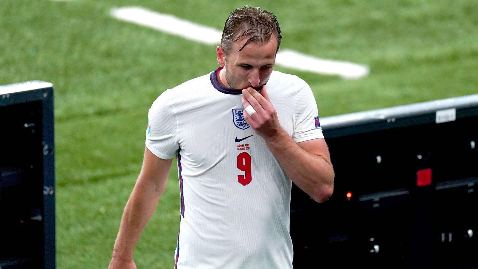 
                <strong>Engländer frustriert</strong><br>
                Harry Kane trifft wieder nicht und wird frustriert ausgewechselt. Mit insgesamt vier Punkten nach zwei Spielern halten die "Three Lions" trotzdem Kurs aufs Achtelfinale. 
              