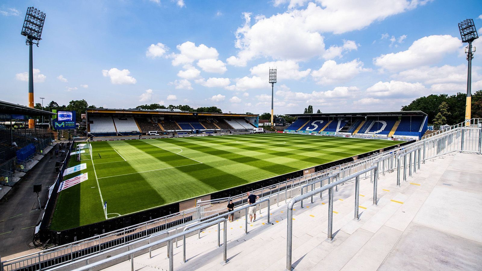 
                <strong>Merck-Stadion am Böllenfalltor (SV Darmstadt 98)</strong><br>
                &#x2022; Kapazität: 17.400<br>&#x2022; Sitzplätze: 6.700<br>&#x2022; Stehplätze: 10.700<br>&#x2022; Logen: -<br>
              