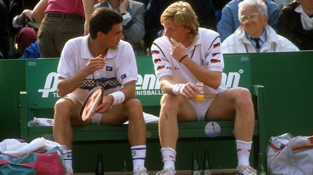 
                <strong>Vorteil Deutschland: Die größten Triumphe von Boris Becker, Michael Stich und Co.</strong><br>
                Beim ersten Davis Cup-Sieg einer deutsche Mannschaft 1988 gegen Schweden bilden Carl-Uwe Steeb und Boris Becker das DTB-Doppel.
              