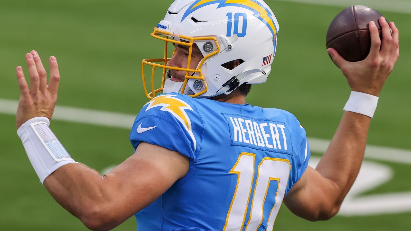 
                <strong>Week 16: Justin Herbert mit Rookie-Rekord für Touchdown-Pässe</strong><br>
                Justin Herbert hat die Bestmarke von Baker Mayfield aus der Saison 2018 für die meisten Touchdown-Pässe eines Quarterbacks in der Rookie-Saison übertroffen. Beim Spiel seiner Los Angeles Chargers gegen die Denver Broncos warf Herbert im zweiten Viertel seinen 28. Touchdown, er dürfte nun gute Chancen haben, zum Offensive Rookie of the Year gewählt zu werden.
              