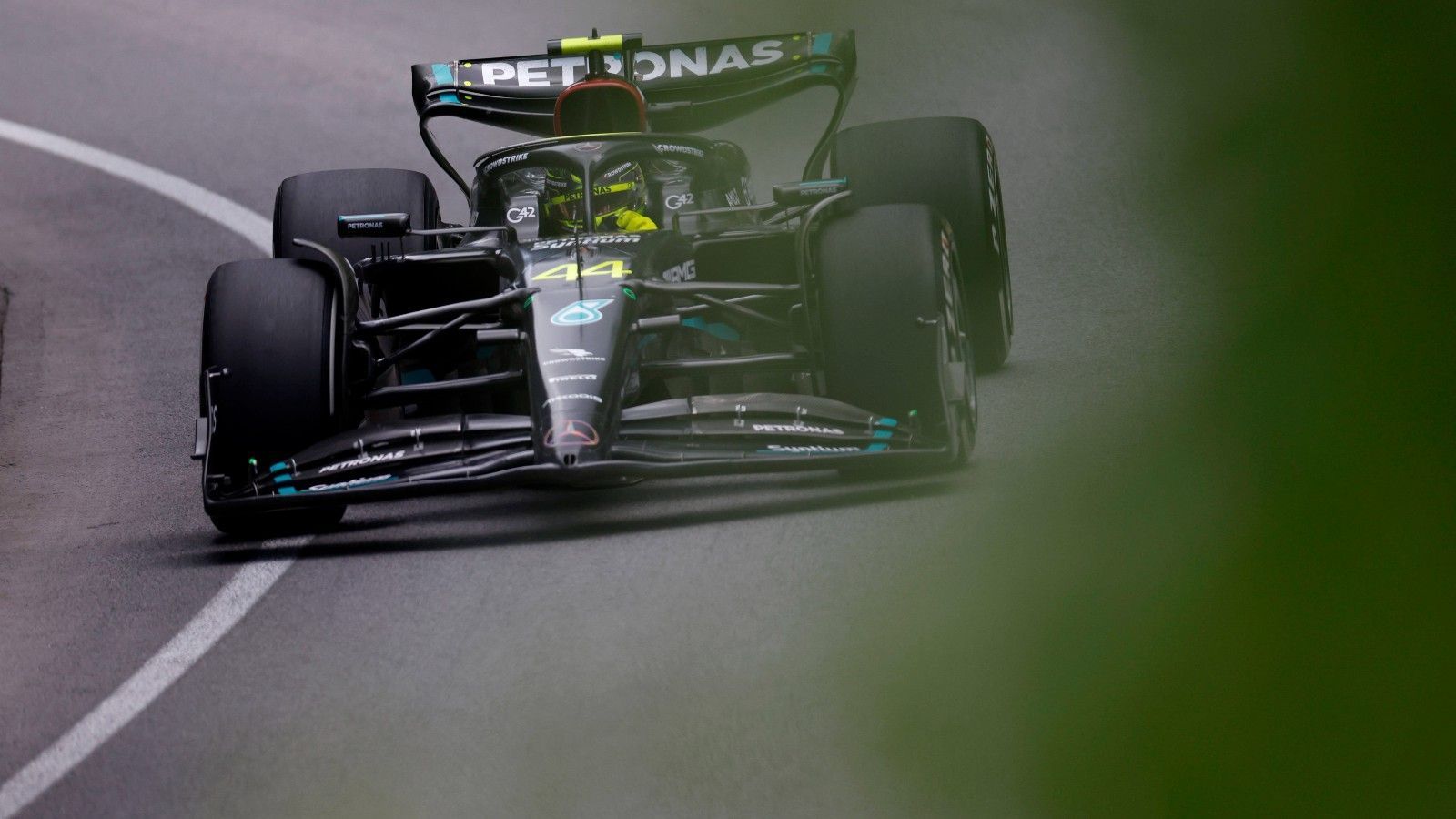 
                <strong>Gewinner: Lewis Hamilton</strong><br>
                Guter Tag für den Rekord-Weltmeister. Als Dritter geht Hamilton in den Kanada-GP und erfreut die Fans kurz nach dem Start mit einem Überholmanöver gegen Fernando Alonso. Zwar holt sich dieser unter gütiger Mithilfe des DRS seine Position später im Rennen zurück, Platz drei ist für Hamilton und Mercedes dennoch ein Erfolg. Zwar fehlt es den Silberpfeilen im Endeffekt ein wenig an der nötigen Pace, vor allem in langsameren Kurven, Hamilton freut sich nach dem Rennen aber dennoch über ein "tolles Wochenende" und ein Mercedes-Team, welches in "die richtige Richtung" geht.
              