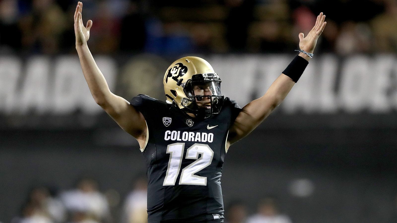 
                <strong>Steven Montez (Quarterback, Colorado Buffaloes)</strong><br>
                Steven Montez bringt neben seinen Qualitäten als Pocket-Passer auch Fähigkeiten als Anführer eines Teams mit. Montez ist ein Leader, der eine Gruppe auch emotional auf das nächste Level bringen kann. Ansonsten gilt der Quarterback vor allem bei "Intermediat-Pässen", also Würfe zwischen zehn und 20 Yards als einer der besten seiner Klasse. Außerdem hat er in der Not auch die Qualitäten als Läufer, um gegnerischen Verteidigern auszuweichen und den Spielzug so zu verlängern.
              