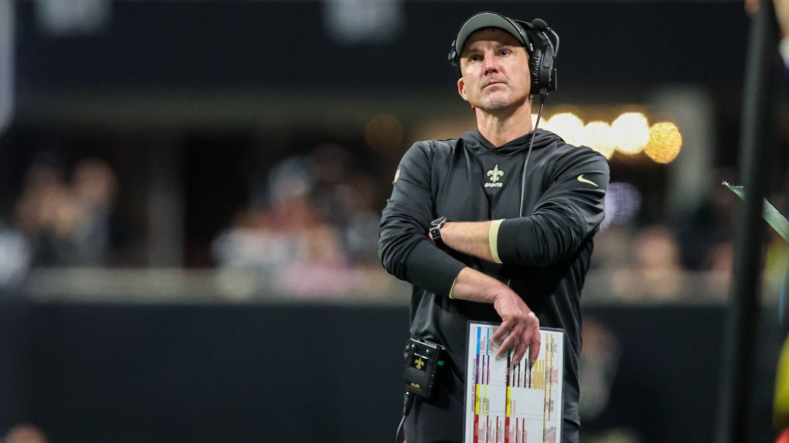 <strong>Wackelkandidat bei den New Orleans Saints: Dennis Allen</strong><br>Für die Saints und Head Coach Dennis Allen (Bild) steht viel auf dem Spiel. Mit einer Bilanz von 8-8 sind die Playoffs noch genauso möglich wie ein enttäuschendes Ende. Laut einer Analyse von "nfl.com" wird Allen vermutlich eine weitere Saison im "Big Easy" bekommen, aber im Sommer soll bei den Saints alles hinterfragt werden.&nbsp;