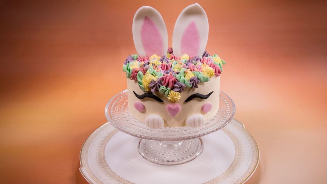 Eierlikörkuchen mit Schoko-Malz-Knusperboden, Swiss-Meringue-Vanille-Buttercreme und Kirschgelee