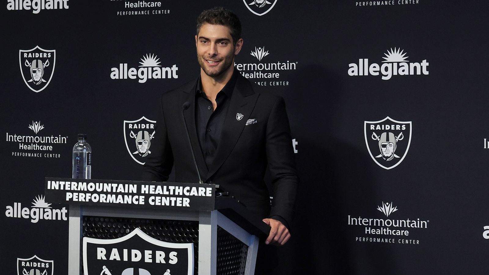 
                <strong>Los Angeles Raiders</strong><br>
                Die Raiders haben sich in den kommenden Spielzeiten auf Starter Jimmy Garoppolo festgelegt, den sie mit einem Vertrag über drei Jahre und 72,75 Millionen US-Dollar ausgestattet haben. Das Problem dabei: Seit der 31-Jährige 2017 zu den San Francisco 49ers wechselte, konnte er nur in einer Saison verletzungsfrei bleiben und alle Spiele bestreiten. Raiders-Trainer Josh McDaniels, der mit Newton 2020 und 2021 als Offensive Coordinator bei den Patriots zusammenarbeitete, hält viel von seinem ehemaligen Schützling. "Ich habe einen enormen Respekt vor ihm als Spieler. […] In der Zeit, die wir zusammen verbringen konnten, hat er alles getan, was wir von ihm verlangt haben, um uns zu helfen, zu gewinnen und uns dabei zu helfen, uns dieses Jahr zu verbessern", sagte McDaniels nach der überraschenden Entlassung von Newton 2021.
              