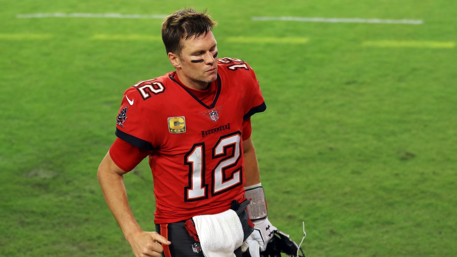 
                <strong>Verlierer: Tom Brady und die Tampa Bay Buccaneers</strong><br>
                Das vermeintlich beste Team der NFC wurde am Sonntag in seine Einzelteile zerlegt. Tom Brady warf zum ersten Mal seit 2011 drei Interceptions, kam mit dem dauerhaften Druck der Saints überhaupt nicht klar. Die starken Passempfänger um Mike Evans, Chris Godwin und Neuzugang Antonio Brown konnten ihrem Quarterback ebenso wenig helfen wie die wackelige Offensive Line. Zudem schwächelte die sonst so starke Laufverteidigung, ließ gleich 138 Yards zu. Die Leistung seiner Tampa Bay Buccaneers sollte Head Coach Bruce Arians ernsthafte Sorgen bereiten.
              