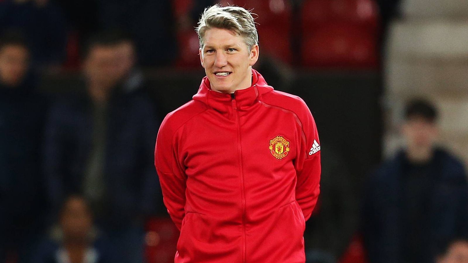 
                <strong>Bastian Schweinsteiger (ehemals Manchester United)</strong><br>
                Bastian Schweinsteiger spielte bei Manchester United unter Jose Mourinho nur 134 Minuten. Zwischenzeitlich durfte er nicht einmal mehr mit den Profis trainieren. Eine echte Degradierung des Weltmeisters. Trotzdem verlor Schweinsteiger nie ein böses Wort über den Portugiesen. Auch wegen einer kuriosen Vertragsklausel? Laut der Enthüllungsplattform "Football Leaks" hätte "Schweini" bei einer öffentlichen Beschwerde über den Teammanager zwei Wochengehälter - etwa 350.000 Euro - verloren. Schweinsteiger habe den Deal zwar unterschrieben, als Louis van Gaal noch Trainer in Manchester war, die Klausel sei aber auch unter Mourinho gültig gewesen. United tat die Behauptungen bereits als unwahr ab.
              