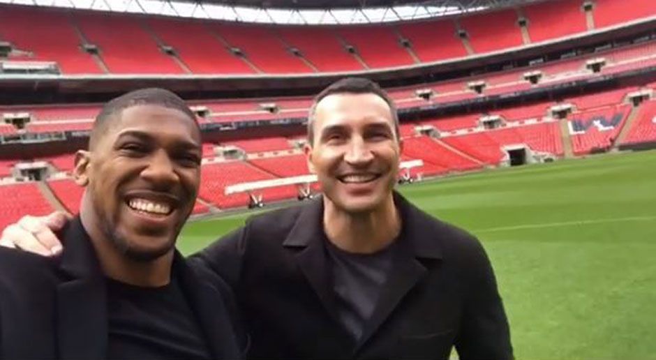 
                <strong>Joshua und Klitschko treffen sich zum Jubiläum</strong><br>
                Vor einem Jahr beendete Anthony Joshua die lange und erfolgreiche Karriere von Wladimir Klitschko mit einem Knockout in der elften Runde. Ein Jahr später trafen sich der Champion und sein früherer Mentor erneut im Wembley Stadion. Anlass waren gemeinsame Dreharbeiten für eine Dokumentation die zeitnah ins Fernsehen kommen soll. Der Titel ist jedoch noch unbekannt. 
              