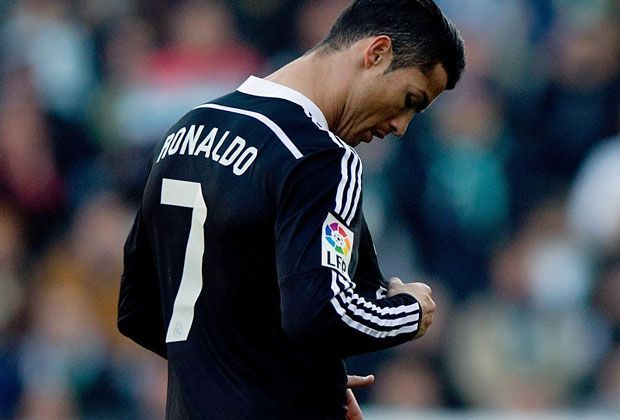 
                <strong>FC Cordoba vs. Real Madrid: Ronaldo sieht Rot</strong><br>
                Als Ronaldo vom Platz stapft, poliert er abfällig das Emblem auf seiner Brust, das ihn als Weltpokalsieger auszeichnet. Was er genau damit sagen will, bleibt wohl sein kleines Weltfußballer-Geheimnis.
              