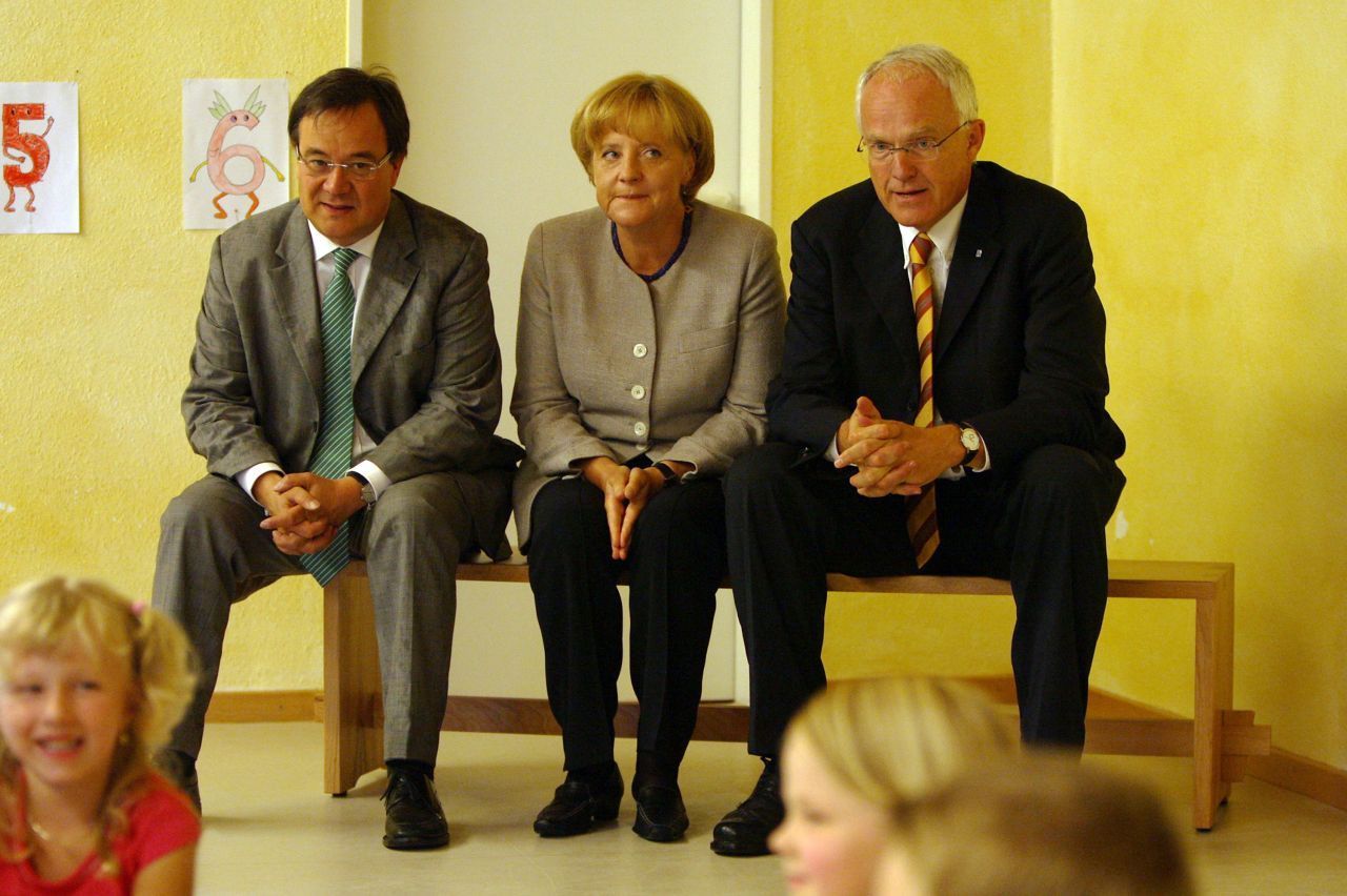 Während Angela Merkel in Berlin das Kanzleramt führte, arbeitete Laschet (links) in Nordrhein-Westfalen zusammen mit Ministerpräsident Jürgen Rüttgers.