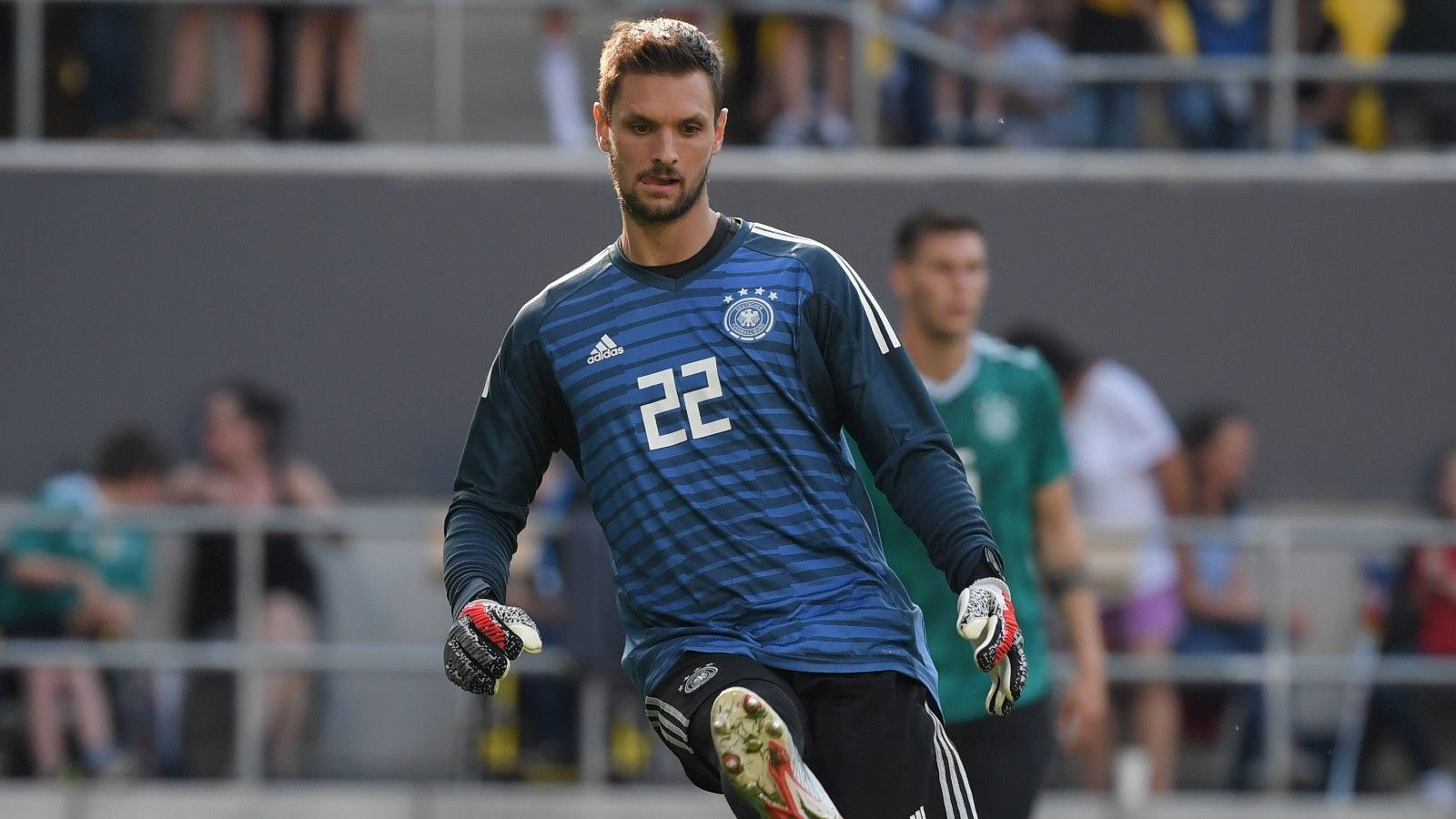 
                <strong>Eingeladen, aber nie gespielt</strong><br>
                In seiner Zeit als Nationaltrainer lud Joachim Löw auch Spieler ein, die kein einziges Länderspiel bestritten. Mit Sven Ulreich (Foto), Oliver Baumann und Tobias Sippel sind gleich drei Torhüter dabei. Zudem kamen auch die Verteidiger Robin Knoche und Felix Uduokhai zu keinem Einsatz. Gleiches gilt für Mittelfeldspieler Maximilian Eggestein.
              