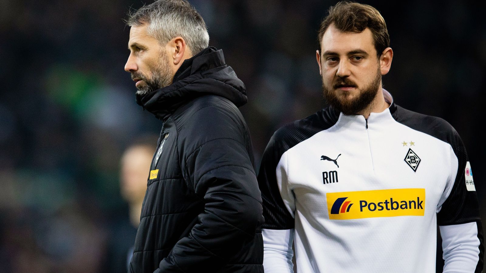 
                <strong>Rene Maric</strong><br>
                Den wohl kuriosesten Zugang ins Trainerteam von Marco Rose fand Rene Maric (re.). Als sich die beiden Fußball-Experten kennenlernten, arbeitete Maric als Journalist bzw. Taktik-Blogger. Während eines Interviews sollen Rose und Maric dann viele Parallelen in ihrer Denkweise über Fußball gefunden haben, woraufhin eine spätere Zusammenarbeit fußte. Der heute 27 Jahre alte Taktik-Fachmann kam 2016 ins damalige U18-Trainerteam von Salzburg und hatte schon im ersten Jahr durch seine Analysen großen Einfluss auf den überraschenden Youth-League-Sieg der Mozartstädter. Mit Roses Beförderung zum Cheftrainer der ersten Mannschaft ging 2017 auch der Aufstieg von Maric weiter, der mit dem heutigen Gladbach-Coach fortan die Profis betreute.
              