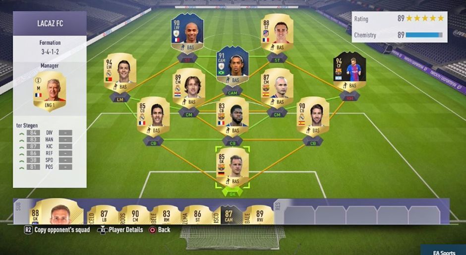 
                <strong>Lacaz FC</strong><br>
                Hier noch einmal seine Formation in der Übersicht. Der "Lacaz FC" kommt auf eine Team-Chemie und eine Bewertung von 89. Als Manager wählt Alexandre Lacazette seinen Arsenal-Trainer Arsene Wenger. Neben der "Gunners"-Legende Thierry Henry verzichtet Lacazette auf sich oder Arsenal-Mitspieler. Als Legenden-Karte nimmt er abgesehen von Henry noch Ronaldinho.
              