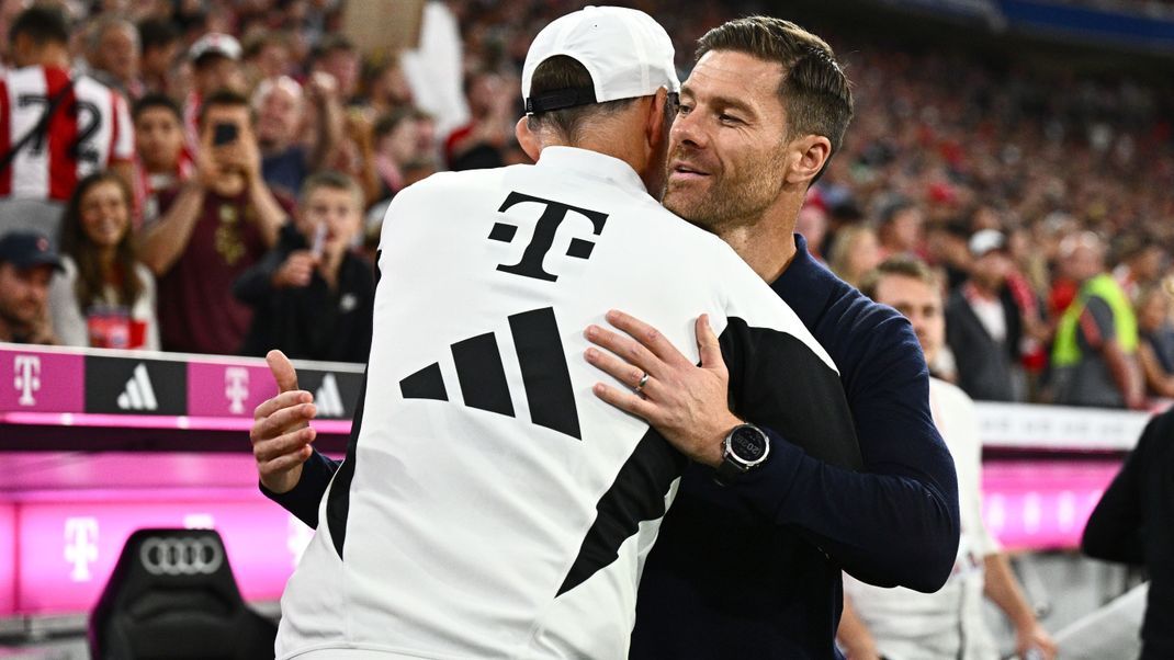 Bayern-Coach Tuchel und Leverkusens Trainer Alonso begrüßen sich vor dem Spiel ihrer Mannschaften.