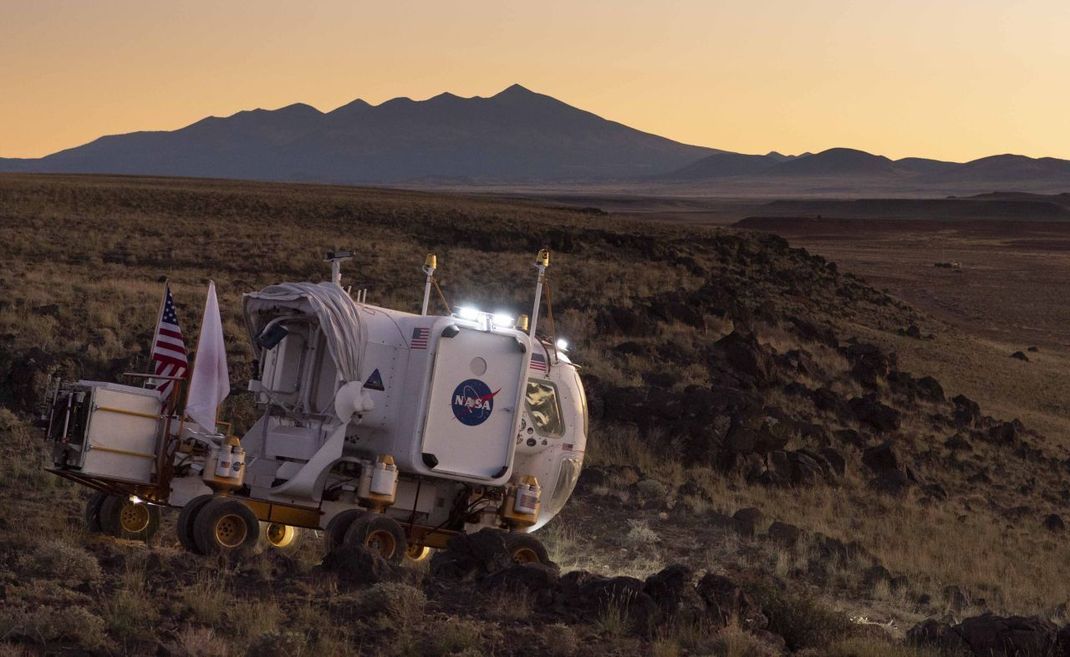 Die NASA testet bereits seit Jahren mit dem "Small pressurized Rover" (hier 2022 in der Wüste von Arizona) einen Prototypen des lunaren Wohnmobils.
