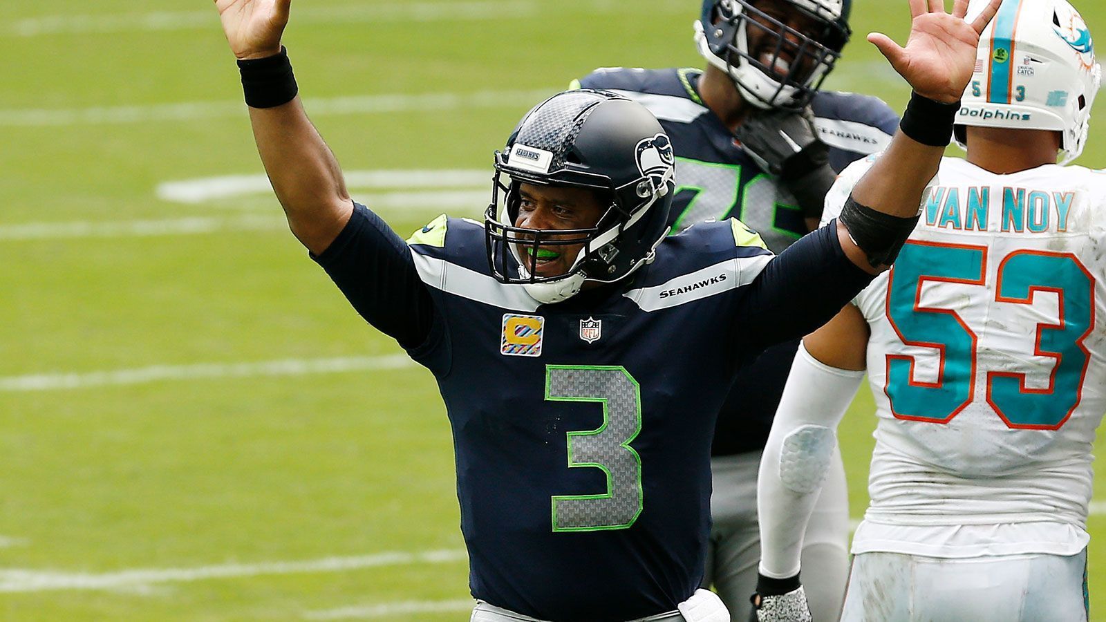 
                <strong>Most Valuable Player der ran-Redaktion: Russell Wilson - Seattle Seahawks</strong><br>
                ... 2.541 Yards, 28 Touchdowns und ein Passer Rating von 117,1 - kein Spieler dominierte an den ersten neun Spieltagen so sehr wie Seahawks-Quarterback Russell Wilson. Unter seiner Führung musste Seattle bisher nur zwei Niederlage einstecken und steht mit einer Bilanz von 6-2 an der Spitze der NFC. Seit seinem Debüt im Jahr 2012 zählt Wilson zu den besten Quarterbacks der NFL, umso überraschender ist daher, dass der 31-Jährige bisher noch nicht eine einzige Stimme bei der MVP-Wahl bekommen hat. In diesem Jahr schnappt sich Wilson endlich den begehrten Titel - Redaktion und User sind sich dabei einig.
              