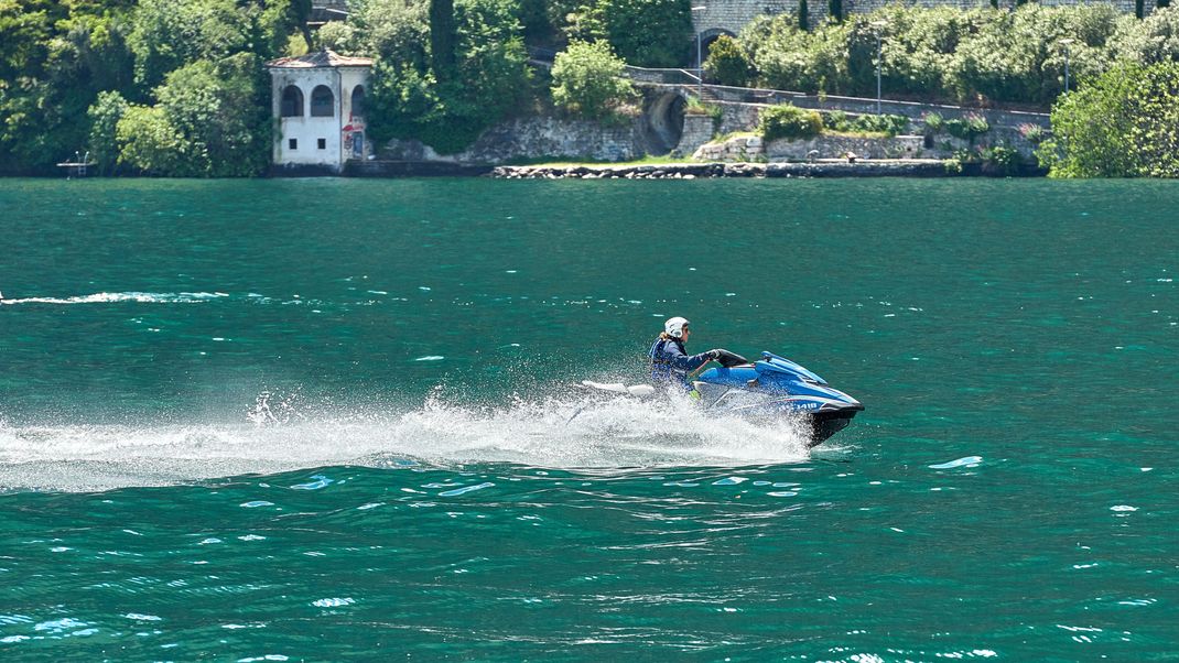 Rettungstaucher fanden die leblosen Körper der beiden im Gardasee (Symbolbild).