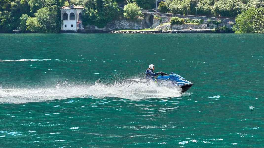 Rettungstaucher fanden die leblosen Körper der beiden im Gardasee (Symbolbild).