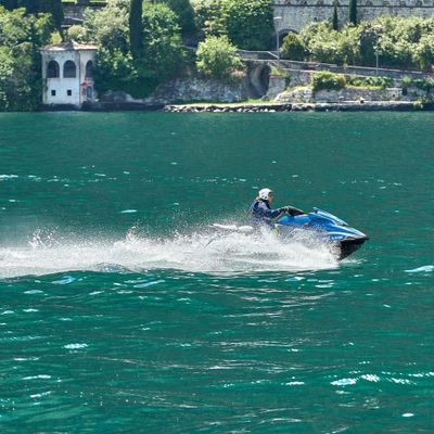 Rettungstaucher fanden die leblosen Körper der beiden im Gardasee (Symbolbild).