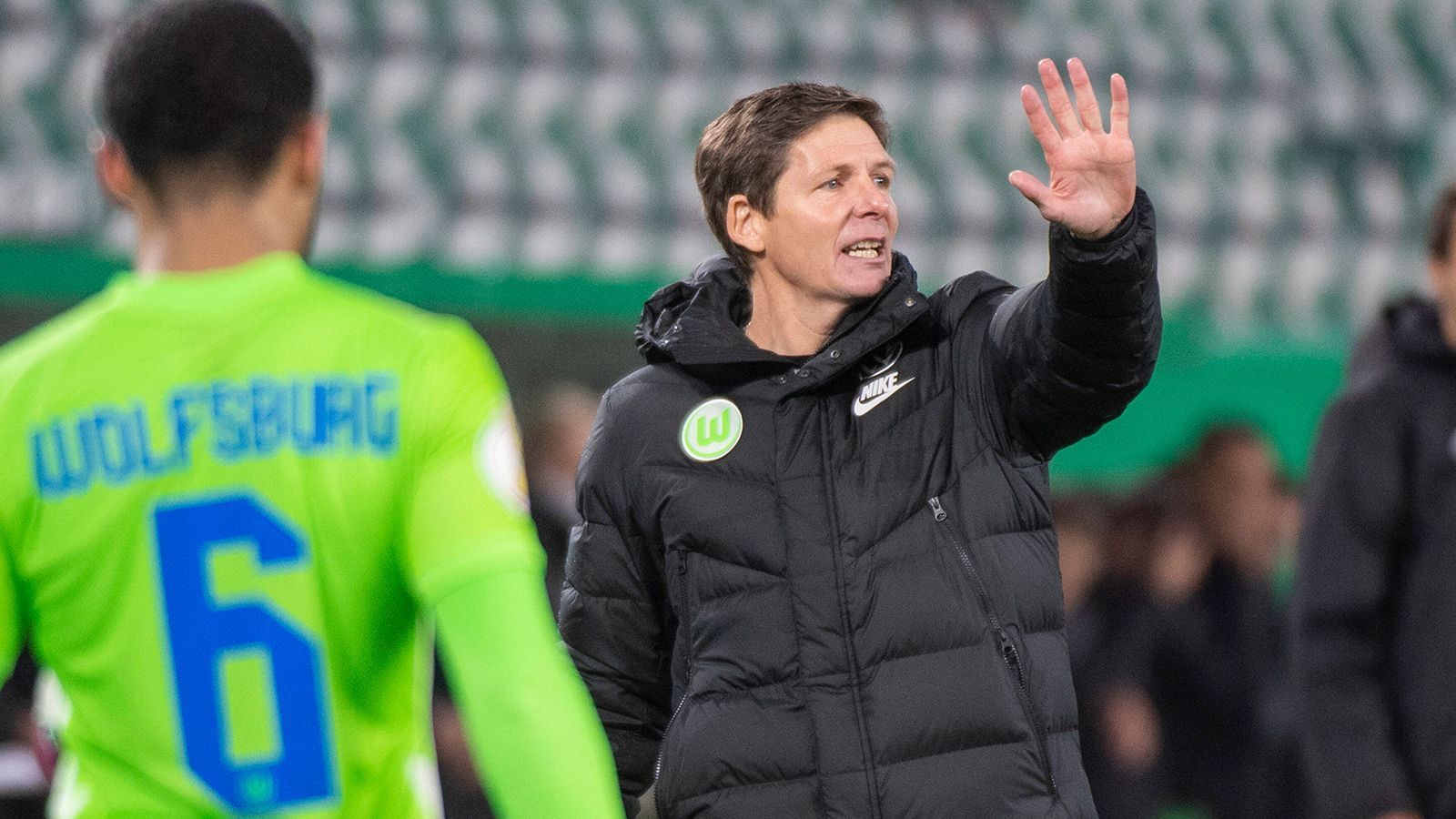 
                <strong>VfL Wolfsburg: Oliver Glasner (Vertrag bis 2022)</strong><br>
                Achterbahnfahrt beim VfL, nachdem Glasner die Transferpolitik im Sommer kritisierte und schon kurz vor dem Aus stand, so schrieb es der "Kicker". Aber die Wölfe steckten bis jetzt erst eine einzige Niederlage ein - ein 1:2 gegen die Bayern. Platz vier in der Weihnachtspause, ein Aus von Glasner ist plötzlich wieder in ganz weite Ferne gerückt. Irgendwie hat man aber dennoch das Gefühl, dass noch etwas im Argen ist. Das Verhältnis zu Sport-Geschäftsführer Schmadtke beschreibt Glasner als "professionell". Mal schauen, wie es aussieht, wenn die Wölfe dann nicht mehr da stehen, wo sie jetzt stehen.
              