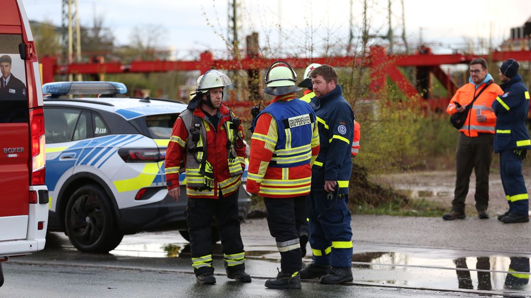 Polizei und Feuerwehr stehen an einem Gewerbegebiet in Neumarkt in der Oberpfalz: