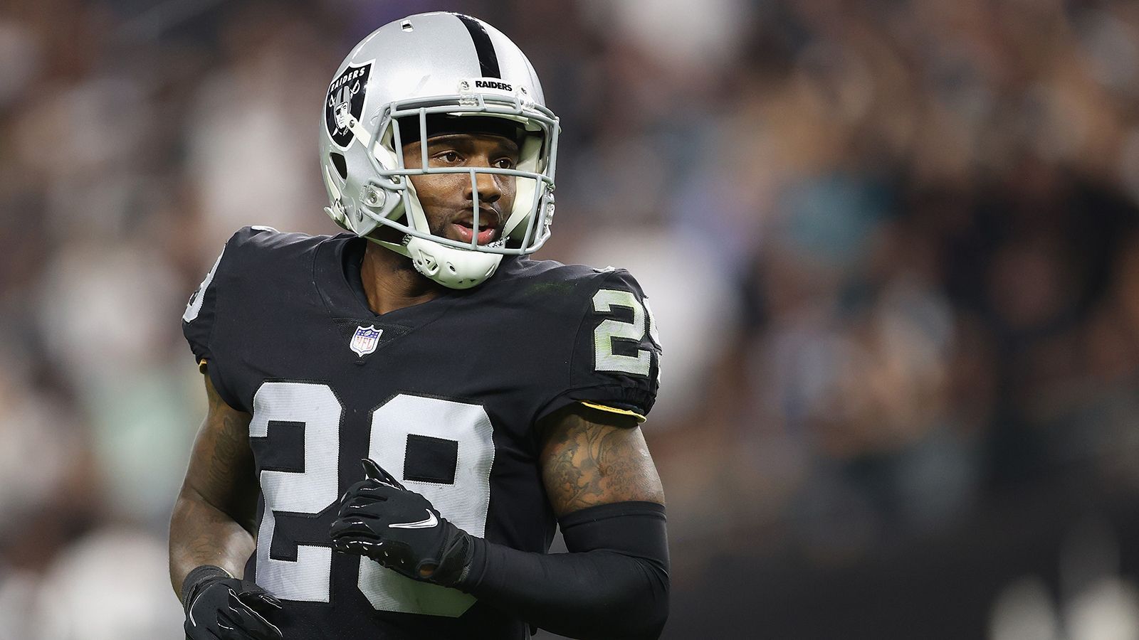
                <strong>Casey Hayward: Mehr Routine für die Secondary</strong><br>
                Das langjährige Sorgenkind der Raiders, die Secondary, hat sich ebenfalls gesteigert. Auch dank Casey Hayward. Der Routinier bringt nicht nur eine Menge Erfahrung mit, sondern auch die lange vermisste individuelle Qualität. In zwei Partien ließ der Cornerback bisher keinen einzigen Catch in seiner Deckung zu. Auf der anderen Seite steuerte Youngster Trayvon Mullen bereits eine Interception bei. 
              