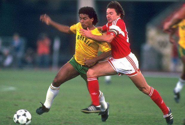 
                <strong>Romario</strong><br>
                Ebenfalls kein schönes Ende nahm Olympia 1988 in Seoul für Romario (l.). Auch er wurde Torschützenkönig, aber nicht Olympiasieger. Im Endspiel zog die Selecao den Kürzeren gegen die UdSSR.
              