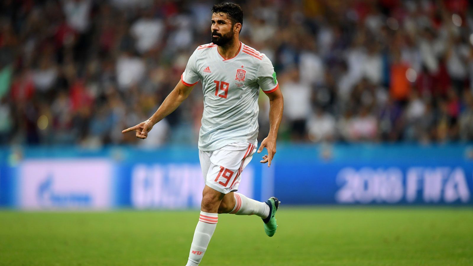 
                <strong>Diego Costa (Spanien)</strong><br>
                Legte in der zehnten Minute stark auf Silva ab, war generell körperlich immer präsent. Ließ 14 Minuten später die komplette portugiesische Abwehr, trotz kritischer Szene gegen Verteidiger Pepe, alt aussehen und machte mit einem weltklasse Solo den Ausgleich. Costa war an jeder Strafraumsituation beteiligt. Stand in der 55. Minute da, wo ein Stürmer stehen muss und markierte das 2:2. ran-Note: 1
              