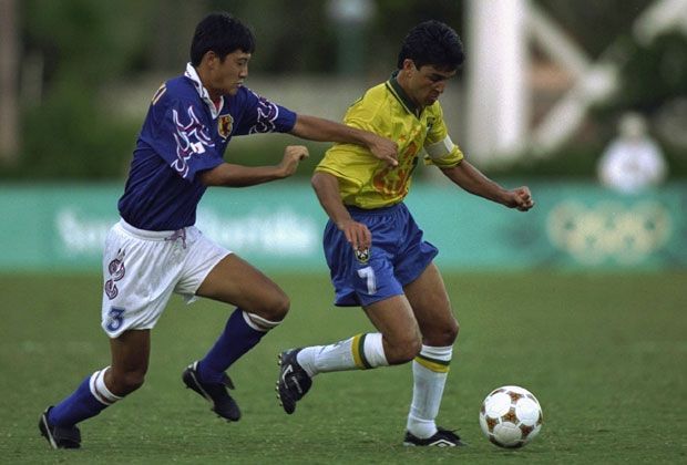 
                <strong>Bebeto</strong><br>
                In Atlanta 1996 wollte Brasiliens Bebeto (r.) nach dem WM-Titel zwei Jahre zuvor noch Olympia-Gold in den USA hinzufügen - ohne Erfolg. Brasilien scheitert trotz sechs Toren von Bebeto bereits im Halbfinale am späteren Sieger Nigeria.
              