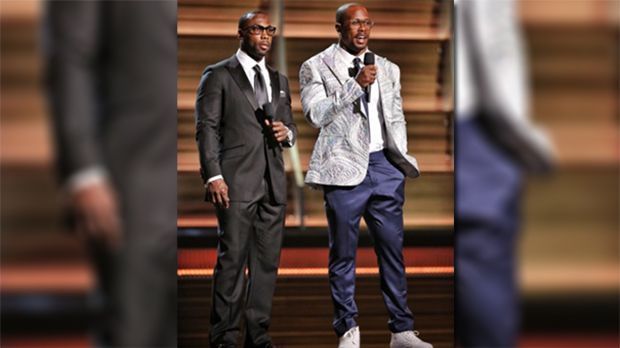 
                <strong>Von Miller (Denver Broncos)</strong><br>
                Von Miller (Denver Broncos). Der Super-Bowl-Champ ist bekannt für seinen extravaganten Style. Dazu gehört die überdimensionale Brille und der ein oder andere verrückte Anzug. In diesem Fall stach der 26-Jährige durch ein weißes Jackett mit blauen Ornamenten und einer blauen Hose hervor.
              