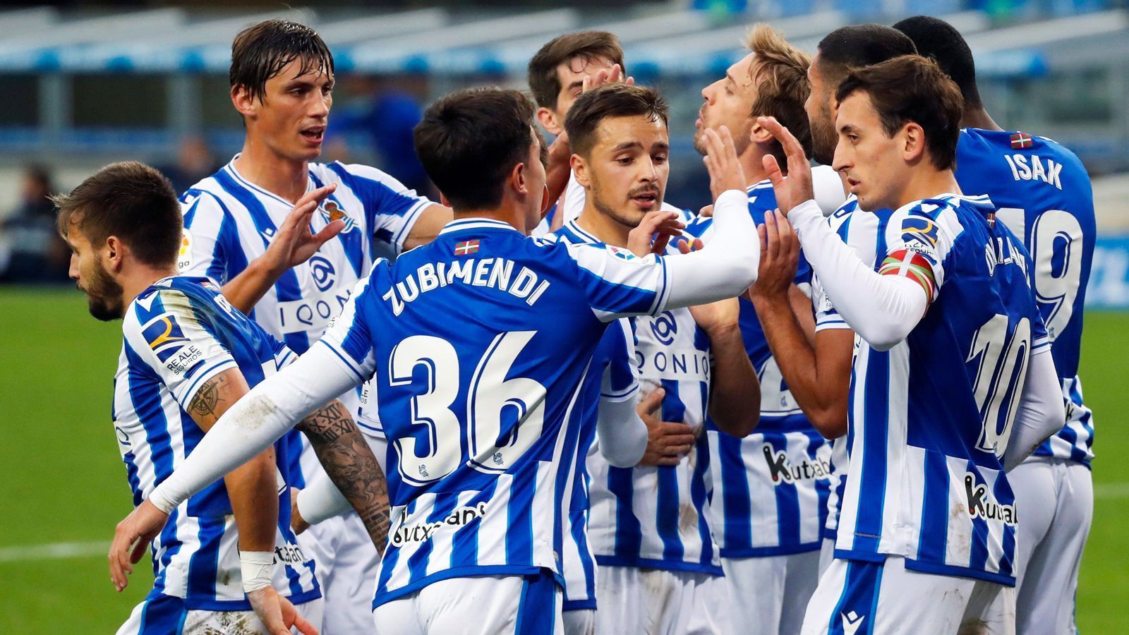 
                <strong>Real Sociedad (1. Platz)</strong><br>
                Ein Stotterstart der Favoriten und Überraschungsteams an der Spitze der Tabelle kommen immer wieder vor. Was eher selten vorkommt: Dass nach beinahe einem Viertel der Saison ein Underdog an der Tabellenspitze steht – und das vollkommen zurecht! Real Sociedad San Sebastian zaubert in LaLiga und verzückt mit dem schönsten Fußball Spaniens. Sechs Siege holte das jüngste Team der Liga (nicht einmal 25 Jahre im Schnitt) aus neun Partien, erzielte dabei die meisten Tore (20) und fing sich die zweitwenigsten Gegentore (4). Le Real steht für kompromisslosen, intensiven Offensivfußball, der genauso zielstrebig wie technisch versiert ist.
              
