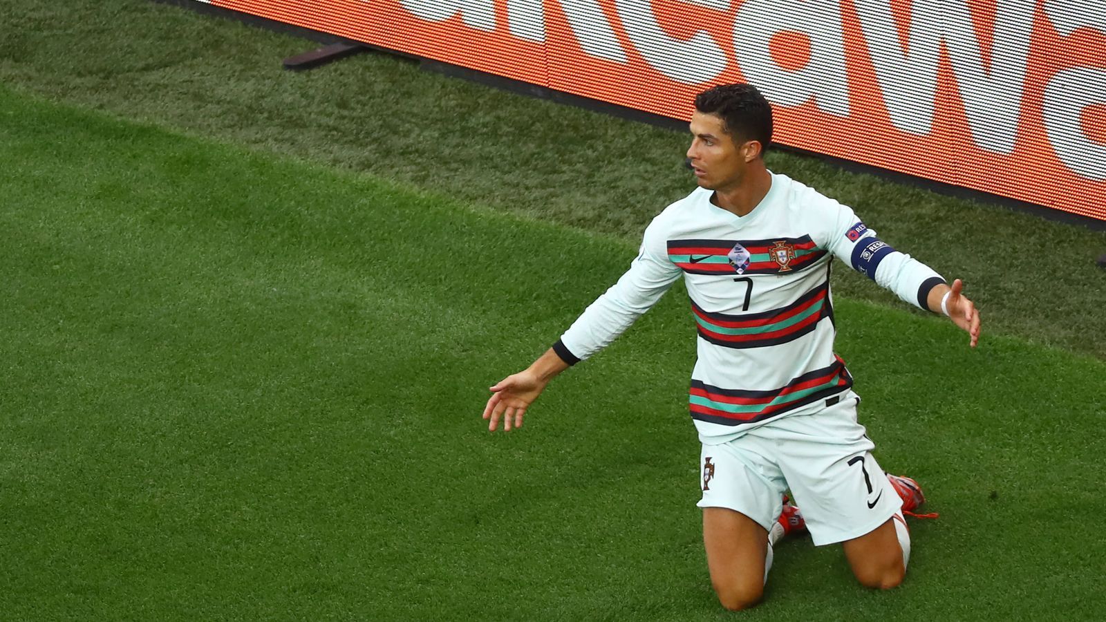 
                <strong>Cristiano Ronaldo (Juventus Turin)</strong><br>
                Klar, zu Cristiano Ronaldo muss man nicht mehr viel sagen, seine Tore sprechen für ihn. Trotz der höheren Qualität seiner Mitspieler ist Ronaldo noch immer Kapitän und absolut gesetzt im Sturmzentrum der Portugiesen. Erst im Auftakt-Gruppenspiel gegen die Ungarn (3:0) machte sich Ronaldo unter anderem mit seinem elften Treffer bei Europameisterschaften zum Rekordtorschützen bei diesem Wettbewerb.
              