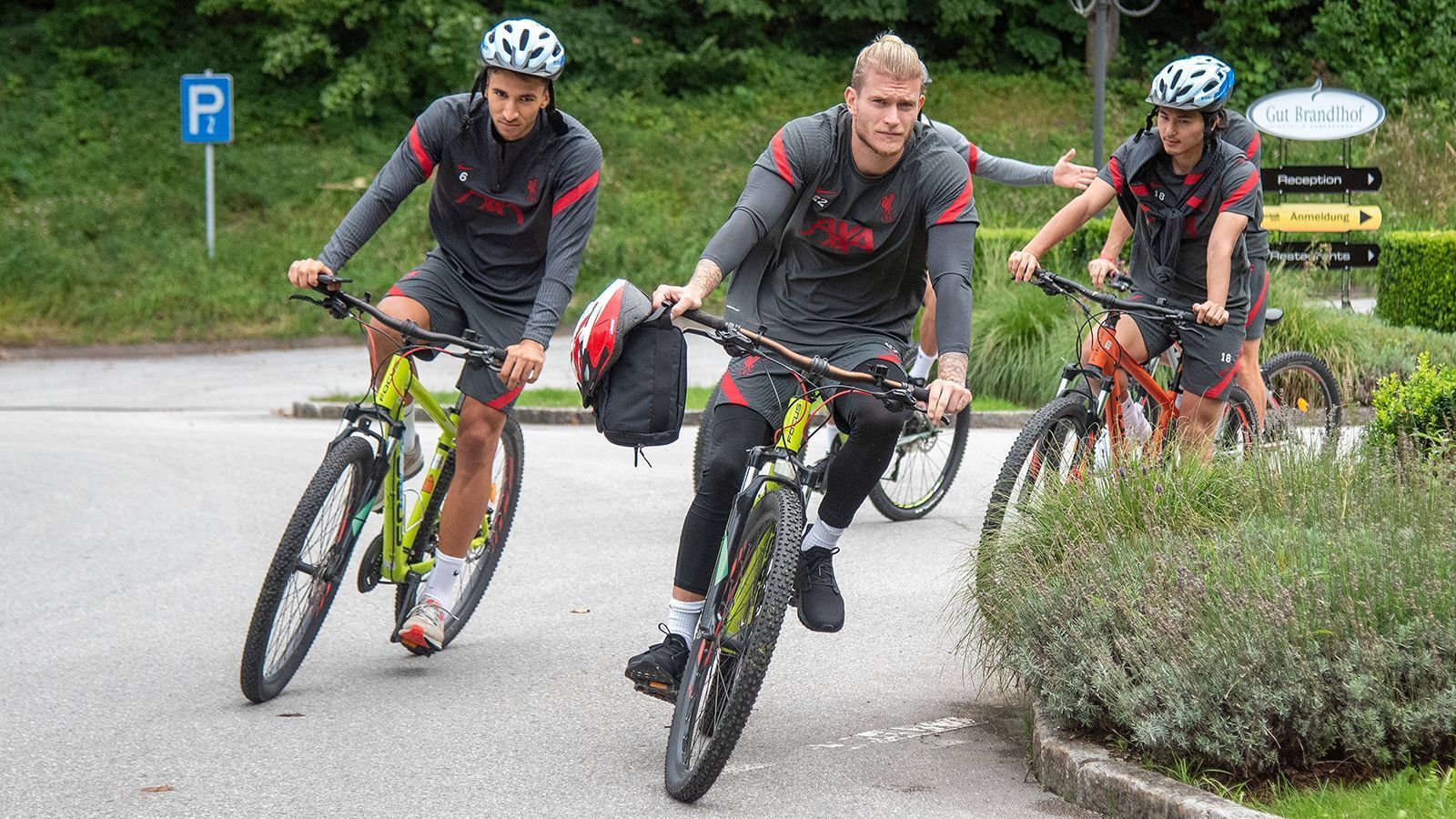 
                <strong>Loris Karius (FC Liverpool)</strong><br>
                Ihn hat man gar nicht mehr wirklich auf dem Zettel, was diese Liste angeht. Und doch versucht sich der 26-Jährige wieder bei den Reds zu beweisen. In den letzten beiden Jahren war Karius an Besiktas Istanbul ausgeliehen. Im Juni sagte der Keeper selbst: "Ich muss nicht wechseln." Liverpool versucht ihn laut englischen Berichten trotzdem loszuwerden. Mit Alisson Becker und Adrian hat Trainer Jürgen Klopp ein sehr gutes Torhüter-Duo zur Hand.
              