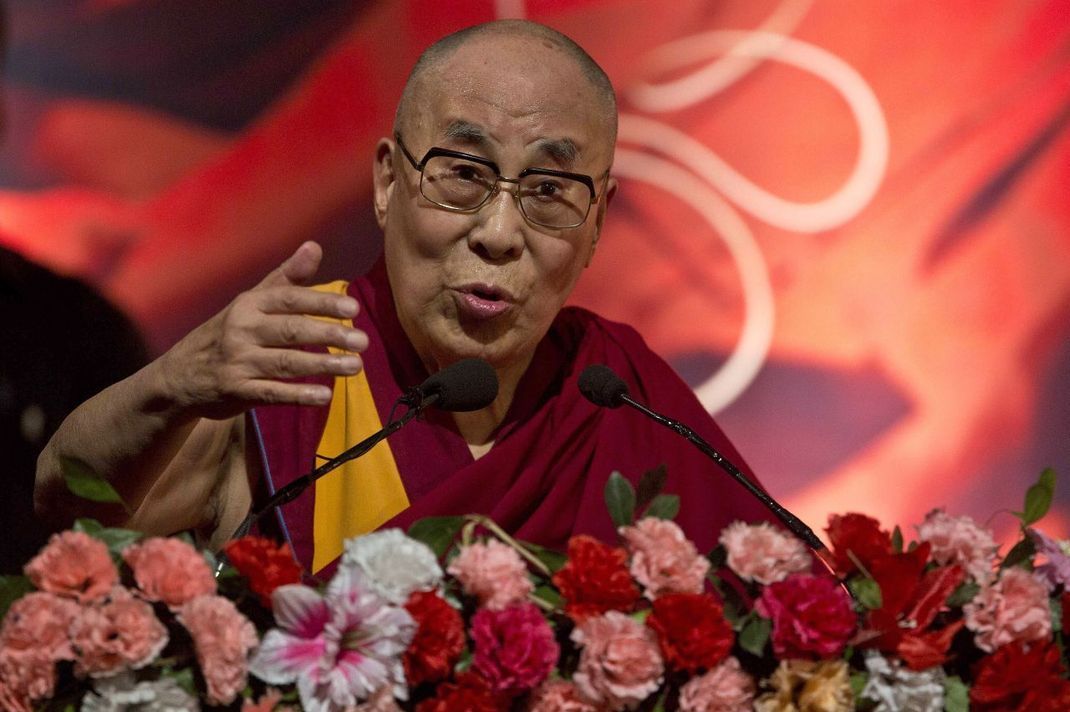 Der 14. und damit aktuelle Dalai Lama heißt Tenzin Gyatso. Hier siehst du ihn während einer Rede 2017 in Indien.