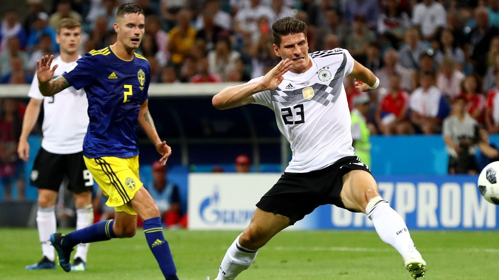 
                <strong>Sturm: Mario Gomez (Karriereende)</strong><br>
                 - 78 Einsätze - Debüt im Februar 2007 - DFB-Karriere nach dem blamablen WM-Vorrundenaus 2018 beendet
              