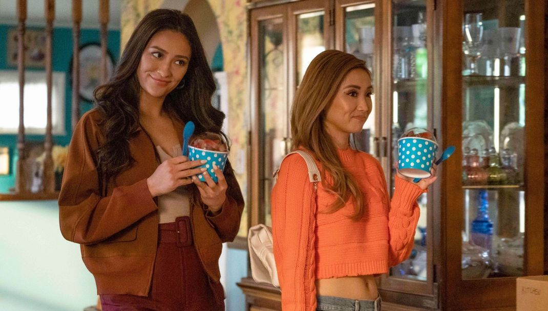 In "Dollface" sind Shay Mitchell (links) und Brenda Song Teil einer unschlagbaren Girl-Gang - die zugegeben auch ziemlich chaotisch ist.