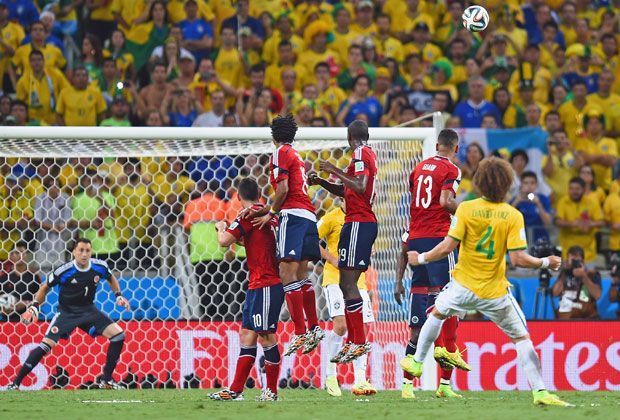 
                <strong>Brasilien vs. Kolumbien (2:1) - Freistoßkünstler</strong><br>
                David Luiz verzaubert ganz Brasilien mit seinem Freistoßtor zum 2:0. Mit der Innenseite schaufelt der gelernte Innenverteidiger den Ball über die Mauer. Wie ein Stein fällt die Kugel nach unten - Goooooooool!
              