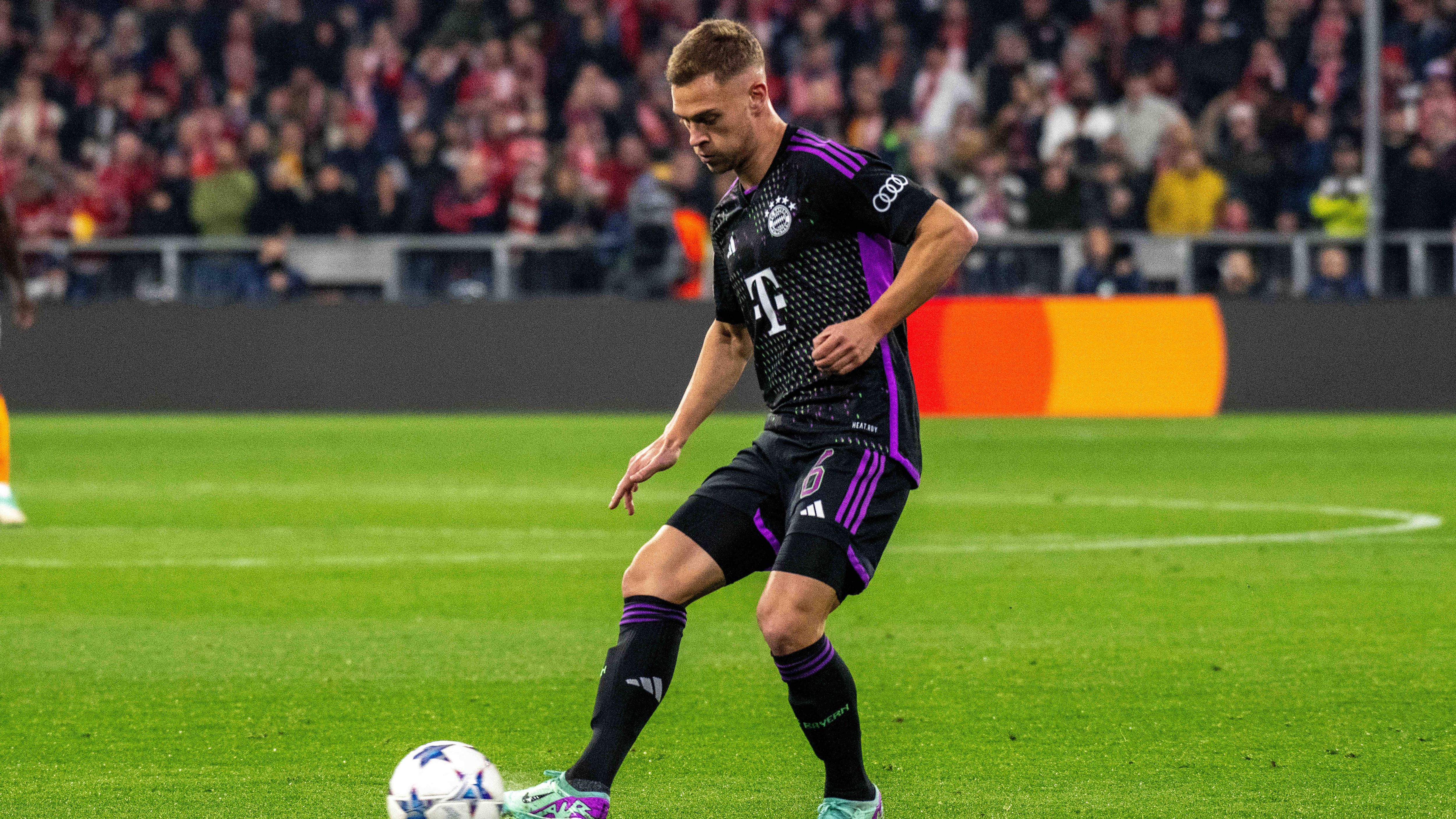 <strong>Joshua Kimmich</strong><br>Übernimmt neben Goretzka den defensiven Part im Herzstück der Bayern. Sorgt in mancher hektischen Phase für etwas Ruhe, leistet sich aber immer wieder allzu optimistische Passversuche, die beim Gegner landen. Erst in der Schlussviertelstunde wieder wacher. <em><strong>ran</strong></em><strong>-Note: 2</strong>