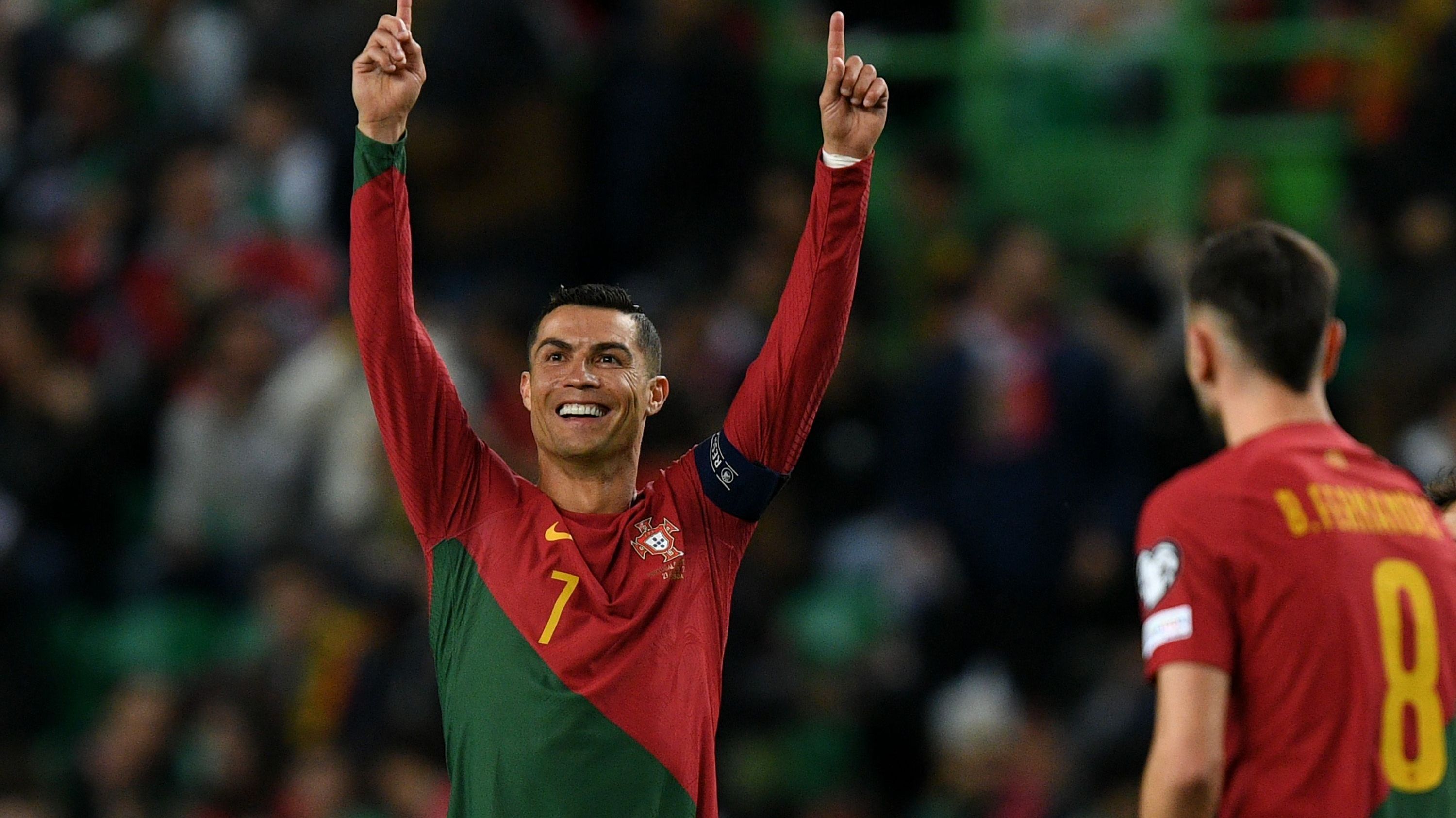 <strong>Portugal</strong><br>Sicher in Deutschland dabei ist auch Cristiano Ronaldo. Der 38-Jährige war mit zwei Treffern beim entscheidenden 3:2-Sieg gegen die Slowakei maßgeblich an der vorzeitigen Qualifikation seiner Portugiesen beteiligt.