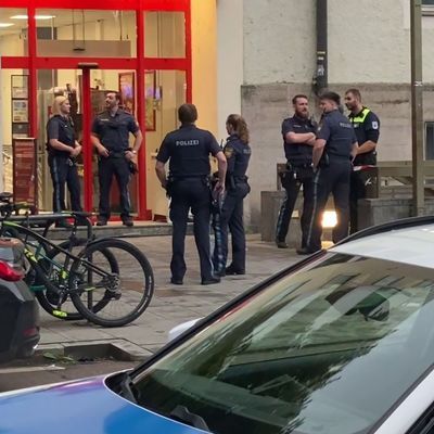 Polizei erschießt Frau bei Messerangriff in Supermarkt